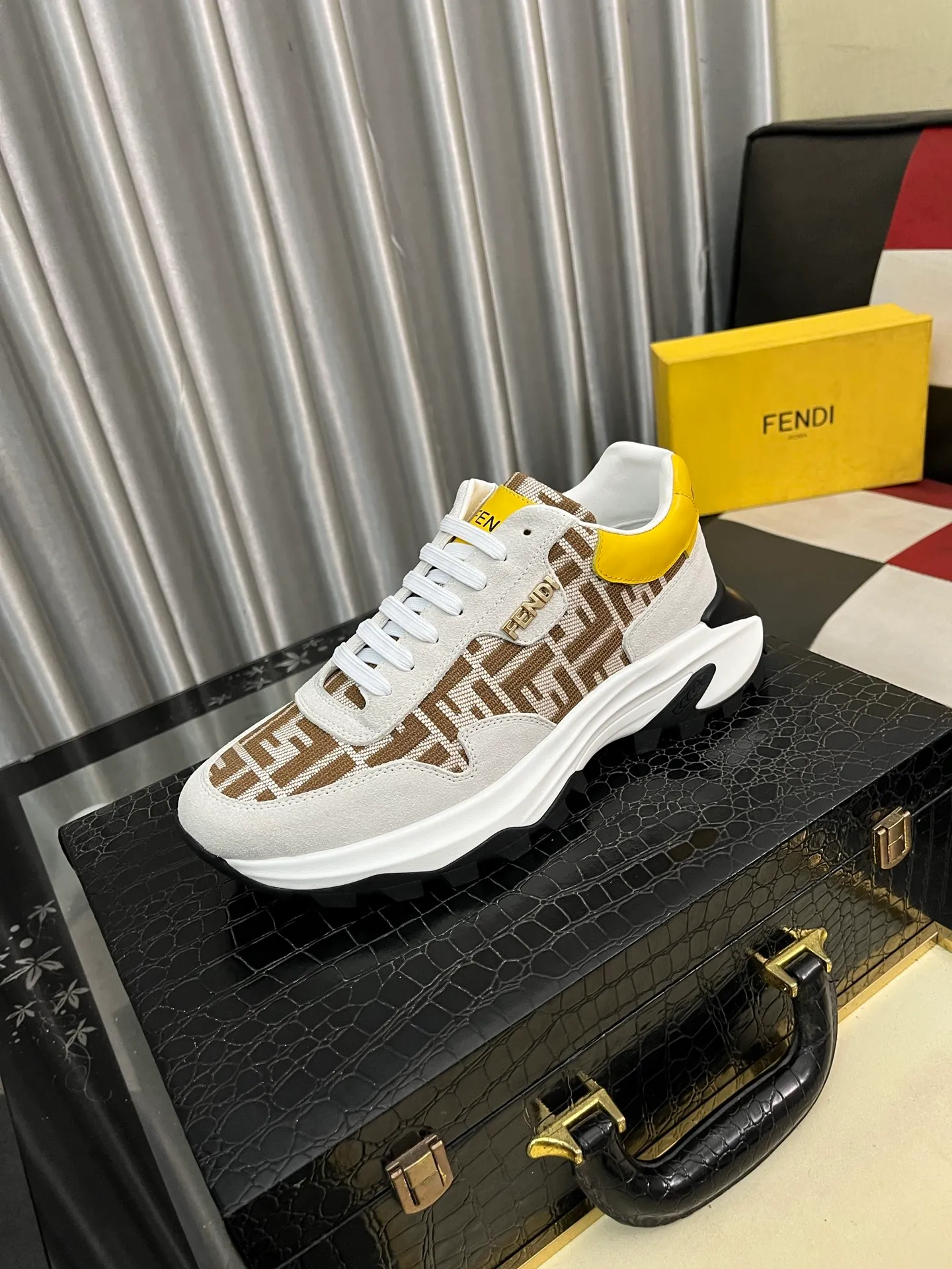 Men's Men's Shoes💰458⌚️⌚️[FENDI] Fendi's classic and comfortable men's, this complex sneaker is made of soft calfskin➕genuine leather lining➕original ultra-light rubber material with rough outsole. This unique light style is suitable for the casual and refined sensibility of this season. It is comfortable and natural on the feet. It is an everyday style for casual travel in autumn and winter! 38−443️⃣colors available